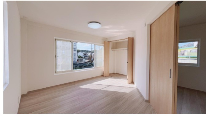 高知市瀬戸西町　周辺に商業施設多数！中古一戸建ての洋室|たっぷり光が入る、開放感のある洋室