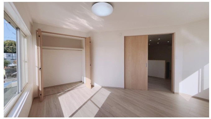 高知市瀬戸西町　中古一戸建ての洋室|2面採光で、明るく心地よいクローゼット付き洋室