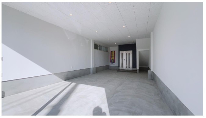 高知市瀬戸西町　周辺に商業施設多数！中古一戸建ての駐車場|奥行きのあるビルトインガレージ。バイク・自転車も置けて便利