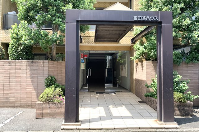 世田谷ハウスのエントランス|ペット飼育可能！防犯カメラ付き新耐震基準マンション、世田谷ハウスは即日現地案内可能となっておりますので、お気軽にお問い合わせください！