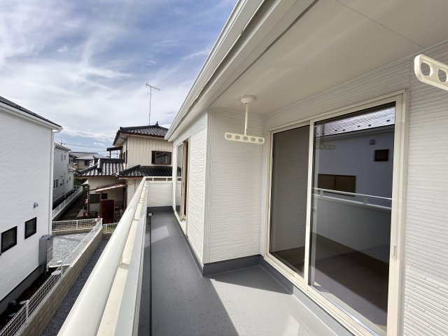 【LiveleGarden】下野烏ケ森 全4棟のバルコニー|〇1号棟〇
2部屋からアクセス可能な2WAYバルコニー！
ちょっと外に出て深呼吸したくなる、そんなちょうどいい広さのバルコニーが暮らしに自然な開放感を添えてくれます♪
※2026年4月撮影