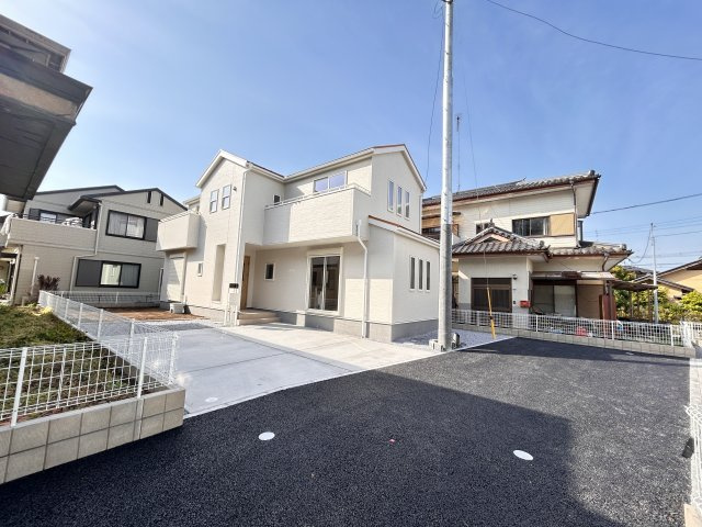 【LiveleGarden】下野烏ケ森 全4棟の外観|〇2号棟・4号棟協定道路〇
南西側公道より奥まった配置の2・4号棟。通行人からの視線が届きにくく、カーテンを開けてものびのびとプライベートな時間を過ごせます