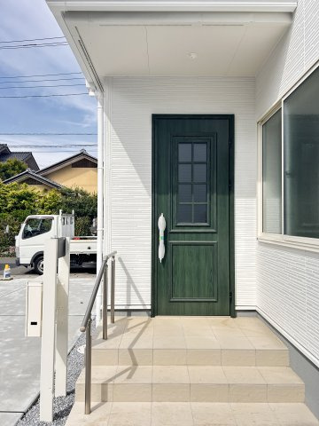 【LiveleGarden】下野烏ケ森 全4棟の玄関|〇1号棟　玄関ポーチ〇
木目調の落ち着いた扉がおしゃれな玄関です♪開けた時の高級感がアパートと一味違うポイントです♪屋根があるので雨の日でも濡れにくい設計です♪
※2026年4月撮影