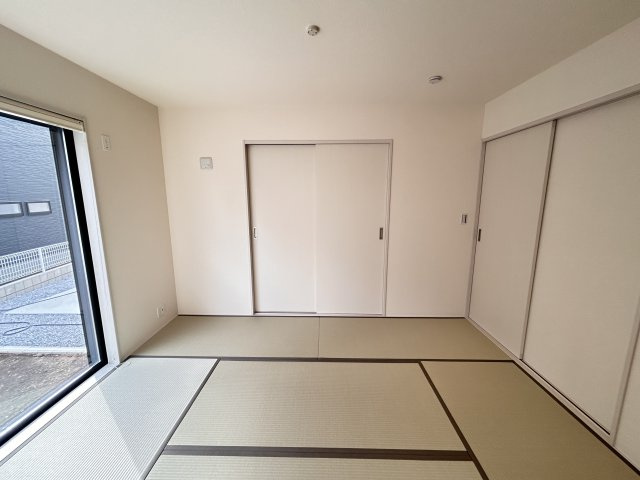 【LiveleGarden】下野烏ケ森 全4棟の和室|〇2号棟・6帖和室〇
和室では足をくずして会話を楽しんだり、お庭眺めたり。ゆったりとしたときが流れます。
来客があった際、リビングを通らず玄関から直接和室に案内できます。
※2026年4月撮影
