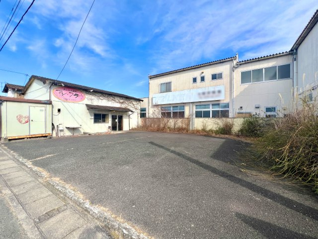 渋川市中村の外観|ゆとりのある駐車スペース