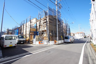 【前面道路含む現地写真】 | 【仲介手数料無料！！】日野市上田　新築戸建て（全7棟）5号棟　4380万円 | 令和８年２月９日撮影　建築中