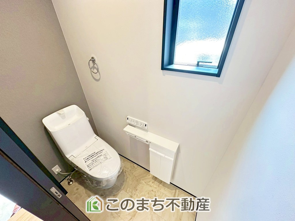 アーバンレジオス宇都宮市滝の原3丁目のトイレ|小窓から換気ができて清潔なトイレスペース☆温水洗浄便座搭載です！
