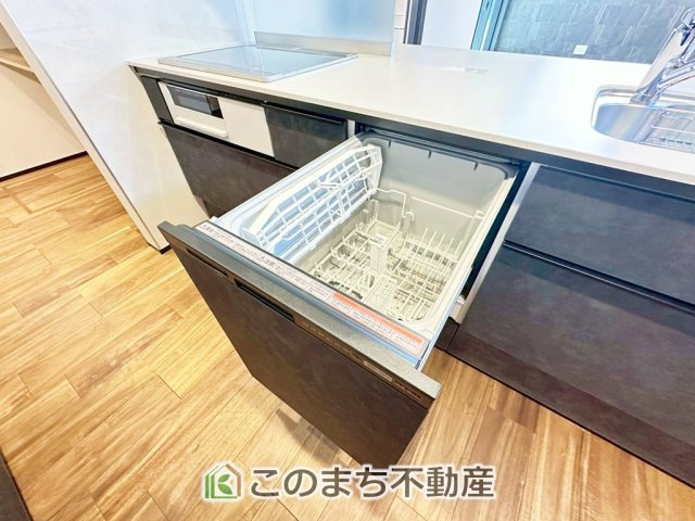 アーバンレジオス宇都宮市滝の原3丁目の設備|あったらいいなの代表的な設備である食洗機。ビルトイン型で、おさまりもよく、使い勝手も良好です。料理をするのは好きだけど、後片付けは苦手な方に重宝します。洗う手間がないので、時間を有効に使えますね。
