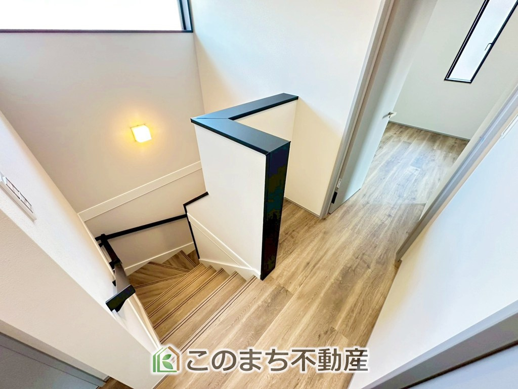 アーバンレジオス宇都宮市滝の原3丁目の内装|手すり付きで小さなお子様にも安心の階段スペースです☆
