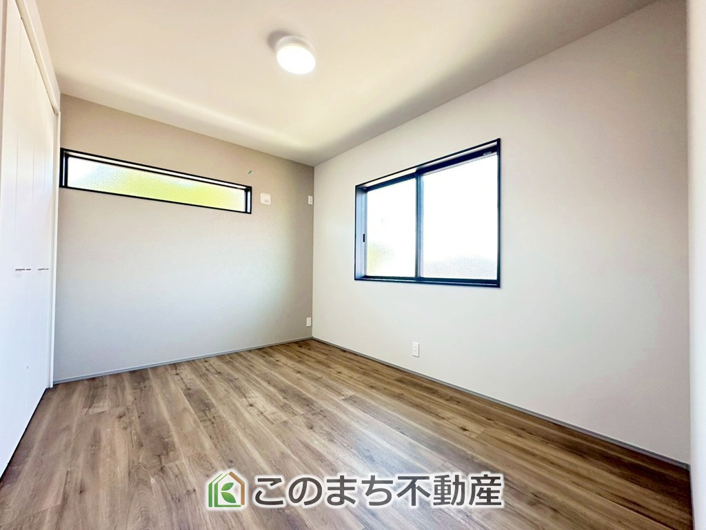 アーバンレジオス宇都宮市滝の原3丁目の洋室|柔らかい陽光が差し込む明るいお部屋を演出する設計。彩光の取れる窓が気持ちの良いお部屋を創り上げます。
