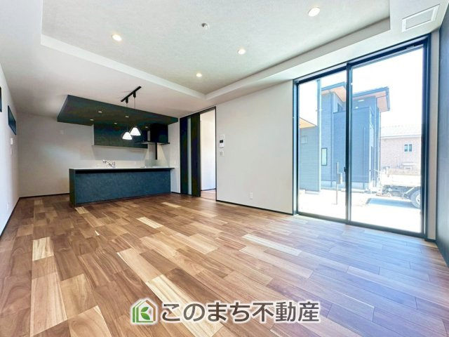 アーバンレジオス宇都宮市滝の原3丁目の居間・リビング|オープンでのびやかな空間を生み出す、こだわりの広がりとゆとり。家族と過ごす時間を大切にしたい方にぴったりの明るくゆとりある住空間です。
