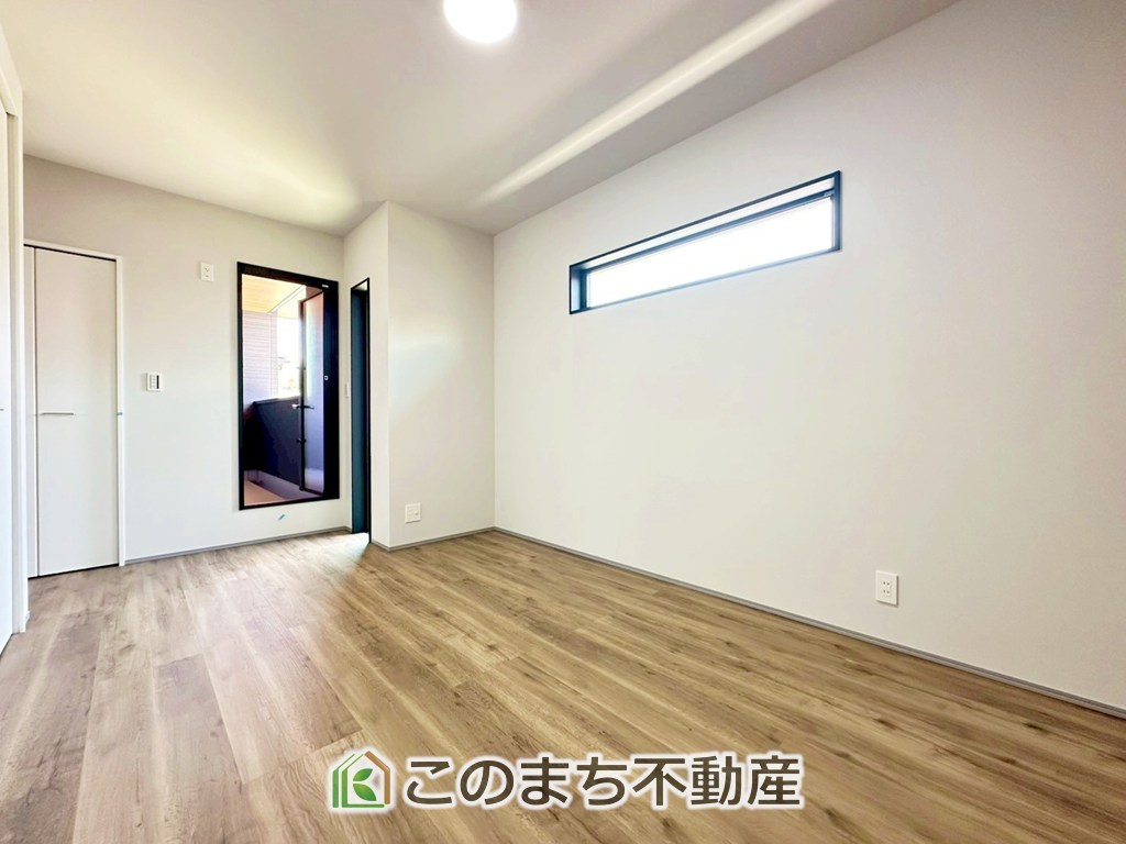 アーバンレジオス宇都宮市滝の原3丁目の洋室|各居室ごとにデザイン性のある窓を配置しました。壁面にはデスクやベット等の家具を置きやすいように高さや位置にも配慮しました。自分だけのお気に入りの空間を是非ご体感下さい。"

