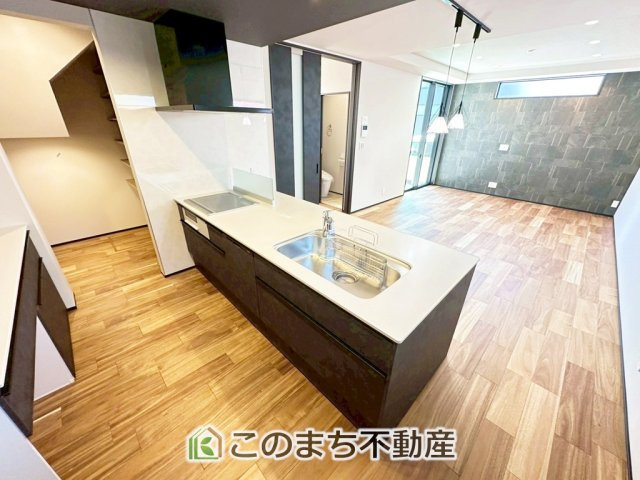 アーバンレジオス宇都宮市滝の原3丁目のキッチン|"お洒落なホワイト天板のペニンシュラキッチンを採用しております。
浄水器内蔵の水栓です♪"

