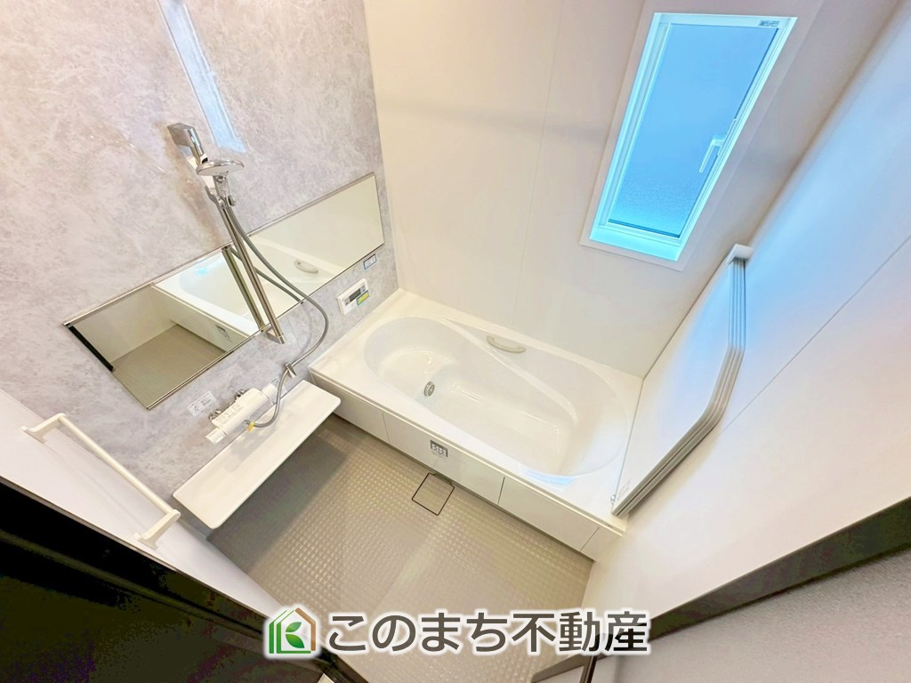 アーバンレジオス宇都宮市滝の原3丁目の浴室|"ゆったり１坪バスには換気・乾燥・暖房機能付き！！
大人も足を伸ばせるゆったり浴槽！！
ご家族皆さんで入っても、一人でゆっくり入っても一日の疲れを癒してくれるお風呂です！！"
