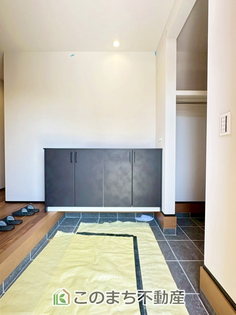 アーバンレジオス宇都宮市滝の原3丁目の玄関|玄関にはシューズボックスはもちろん、大きな荷物も収納出来るシューズクロークもございます♪
