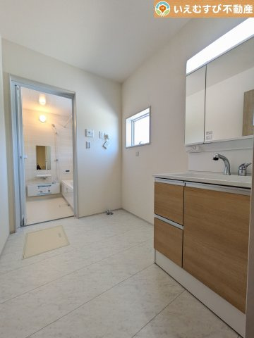 Livele Garden.S　熊谷中恩田の独立洗面台|3面ミラーの後ろは収納スペースを完備
生活感のあるものは隠して、スッキリシンプルな洗面台に！清潔感のある空間♪