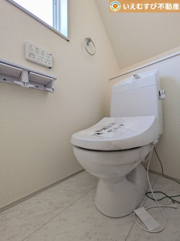 Livele Garden.S　熊谷中恩田のトイレ|シンプルで清潔感のあるトイレ
窓付きで明るく、お掃除しやすいシンプルな空間♪