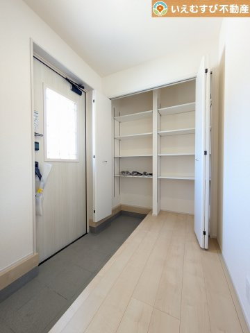 Livele Garden.S　熊谷中恩田の玄関|大容量シューズクローゼット
たっぷりの玄関収納が付いているので家族みんなの靴がしっかり片付きます♪