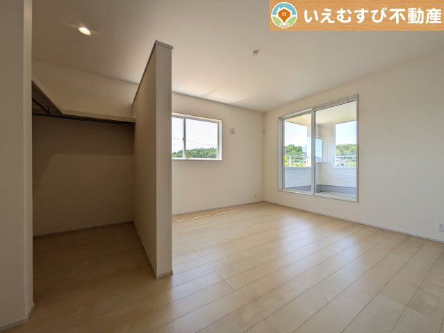 Livele Garden.S　熊谷中恩田の洋室|ぬくもりのある色合いでシンプルな洋室
日当り良好で明るい洋室！大容量のウォークインクローゼット付き♪