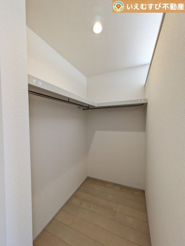 Livele Garden.S　熊谷中恩田の収納|たっぷりの収納力を備えたウォークインクローゼット
たくさん収納できるので季節物やかさばるバッグなども片付きます♪