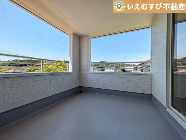 Livele Garden.S　熊谷中恩田のバルコニー|ゆとりの広さのインナーバルコニー
急な雨でもインナーバルコニーなら安心！天気を気にせず干して外出できます♪