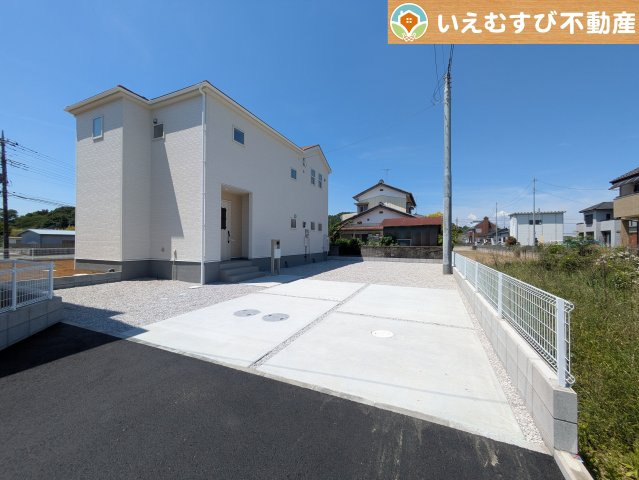 Livele Garden.S　熊谷中恩田の駐車場|4台駐車可能なゆとりのカースペース
複数台車をお持ちでも、お友達が遊びに来てもゆとりの駐車スペース！