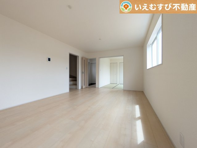 Livele Garden.S　熊谷中恩田の居間・リビング|【完成済み】落ち着いた色合いがおしゃれな飽きのこない外観！
ゆっくりご内覧いただけますのでぜひ一度現地をご覧ください！夢が膨らみます♪