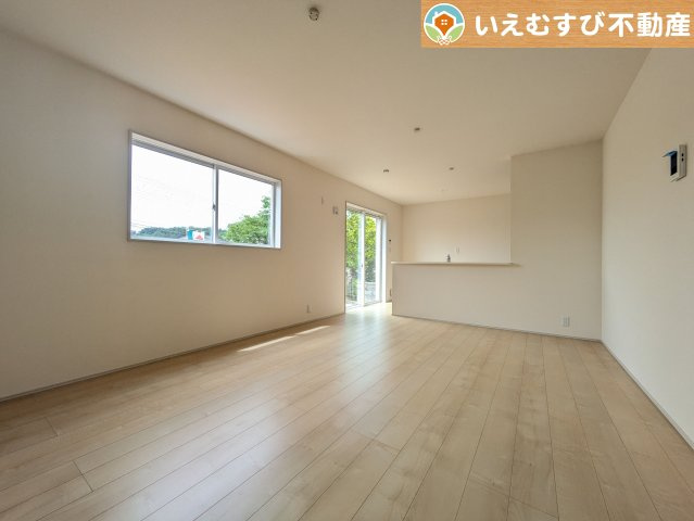 Livele Garden.S　熊谷中恩田の居間・リビング|開放感と家族との距離感にこだわったＬＤＫ
採光たっぷりのリビングで休日には家族みんなでくつろげそうですね♪