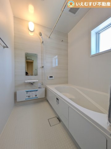 Livele Garden.S　熊谷中恩田の浴室|ナチュラルな色合いで落ち着いた空間
優しい色合いでくつろぎの浴室。ゆっくり過ごしながら疲れを取りましょう♪