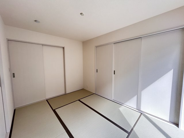 【LiveleGarden】下野烏ケ森 全4棟の和室|〇2号棟・6帖和室〇
こたつを置けば居間に、布団を敷けば寝室にとオールマイティーな和室☆
客間としても利用できるので機能的です。
※2026年4月撮影