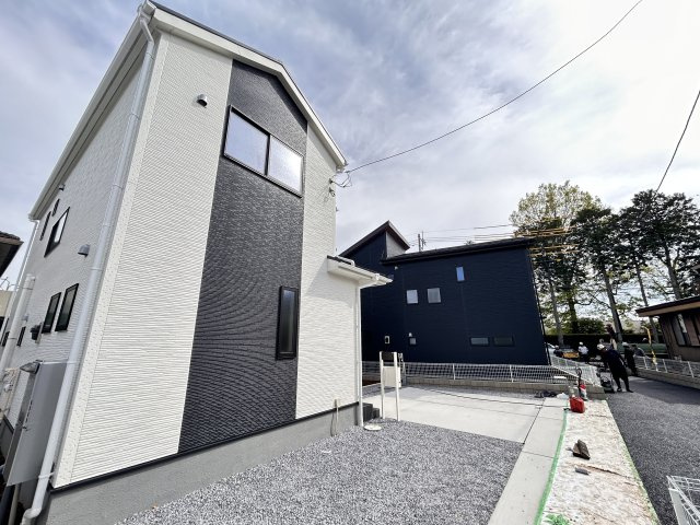 【LiveleGarden】下野烏ケ森 全4棟の前面道路含む現地写真|〇2号棟〇
2台以上の駐車スペースで、家族みんなのカーライフを快適に♪
公道に直接面していないので、通行人の視線が気になりません。
※2026年4月撮影