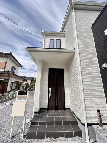 【LiveleGarden】下野烏ケ森 全4棟の玄関|〇2号棟〇
来客の顔を確認できるモニター付きインターホンで対応もスムーズ。
日々の暮らしに、ちょっとした安心と便利さをプラス！
※2026年4月撮影