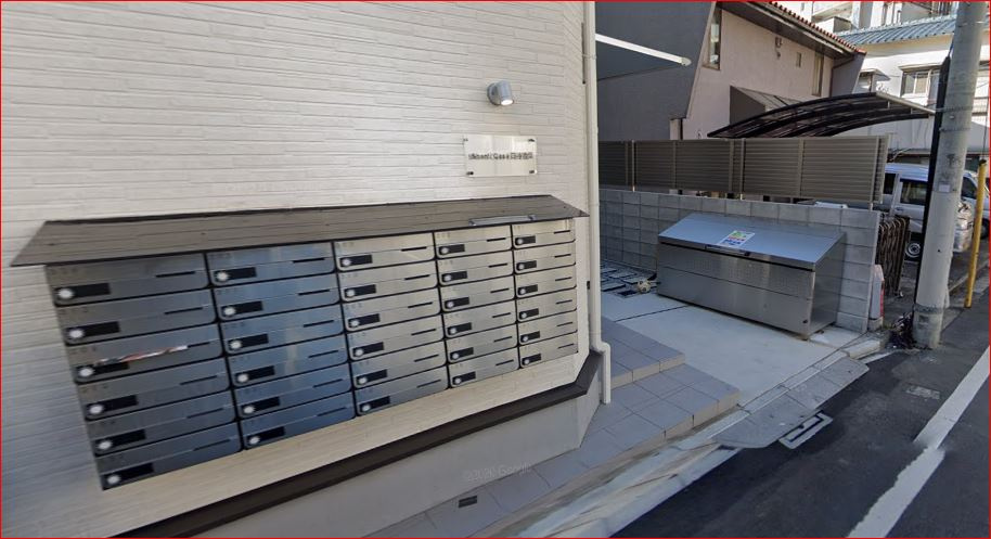 新宿区若葉３丁目のアパートのエントランス