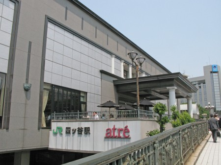 新宿区若葉３丁目のアパートの周辺