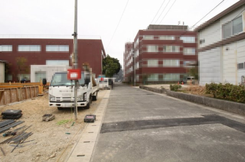 南金田（第1）　新築戸建　1号棟【全5区画】の前面道路含む現地写真|南側　幅　5.99ｍ　　間口　6.3ｍ