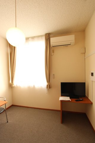 プチ・フルールの居間・リビング|テレビと裏にインターネット設備。エアコンがあります。窓は腰壁（１Fは掃き出し）