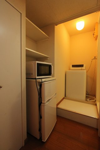 プチ・フルールのその他|キッチン向かいに冷蔵庫・電子レンジ　奥に洗濯機 浴室があります。