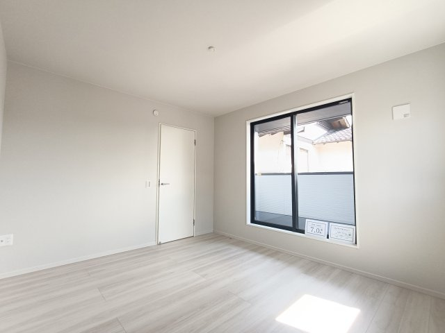 三郷市　上彦名　新築戸建　全1棟の洋室|主寝室に最適なゆとりある約7.0帖の洋室。バルコニーに面した大きな窓から、心地よい自然光がたっぷり差し込む明るい空間です。※家具はイメージです。