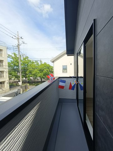 三郷市　上彦名　新築戸建　全1棟のバルコニー|心地よい陽射しと風が感じられる、暮らしを豊かにするバルコニーです。