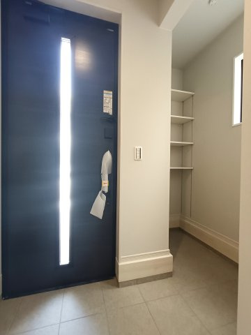 三郷市　上彦名　新築戸建　全1棟の玄関|シューズインクローゼットを完備。
可動棚付きで、背の高いブーツや
お子様の外遊びおもちゃ、ベビーカーなども
土間のままスッキリと収納できる便利な設計です。