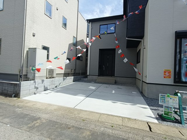三郷市　上彦名　新築戸建　全1棟の駐車場|カースペースは並列2台分のゆとりを確保。
お車の入れ替えをする手間がなく、
毎日の出し入れがストレスフリーで非常にスムーズです。