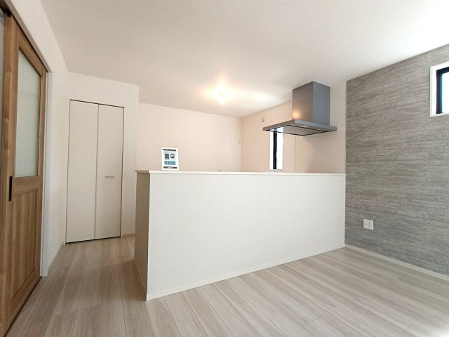 三郷市　上彦名　新築戸建　全1棟の居間・リビング|観葉植物を置けばよりリラックス空間に。自然を感じながら過ごせる、安らぎのリビングルーム。