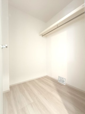 三郷市　上彦名　新築戸建　全1棟の収納|家族みんなの衣類を1ヶ所にまとめて
スッキリと収納できるファミリークローク。
各部屋へ洗濯物を配る手間が省けるため、毎日の家事負担を大幅に軽減できる今人気の効率的な間取り設計です。