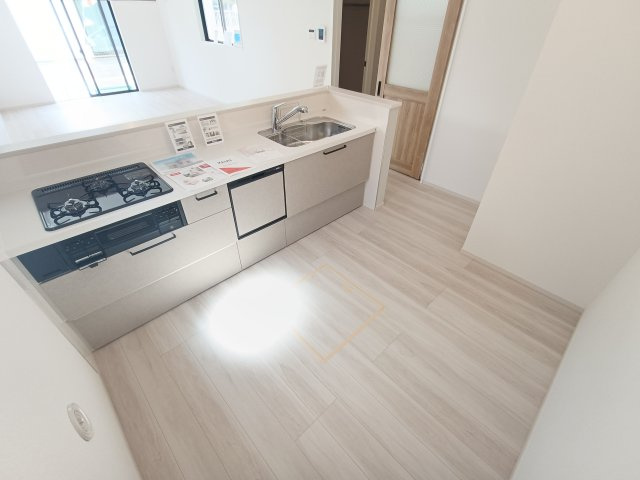 三郷市　上彦名　新築戸建　全1棟のキッチン|大容量収納のシステムキッチンで、大きなお鍋や調理器具もすっきり。料理が楽しくなる工夫が詰まっています♪