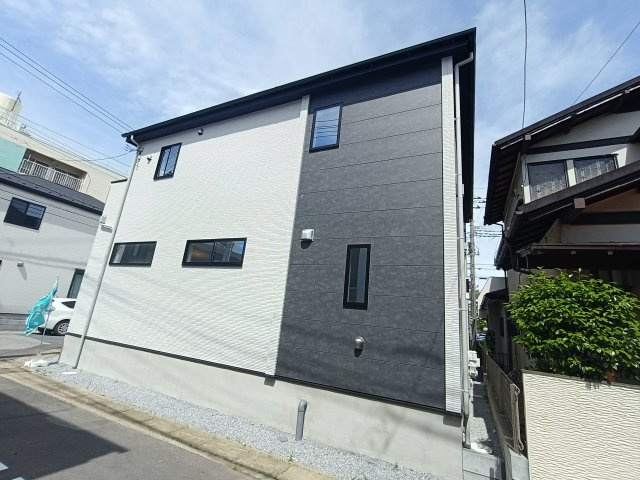 三郷市　上彦名　新築戸建　全1棟の外観|現地を見学できる完成済の新築戸建です。
スタイリッシュなモダン外観や、北西角地ならではの
明るく開放的な住空間をじっくりと体感いただけます。