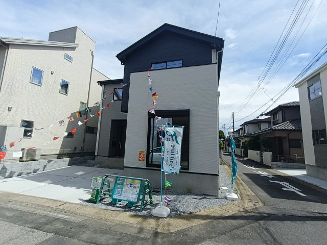 三郷市　上彦名　新築戸建　全1棟の外観|カースペースは並列2台分のゆとりを確保。
お車の入れ替えをする手間がなく、
毎日の出し入れがストレスフリーで非常にスムーズです。