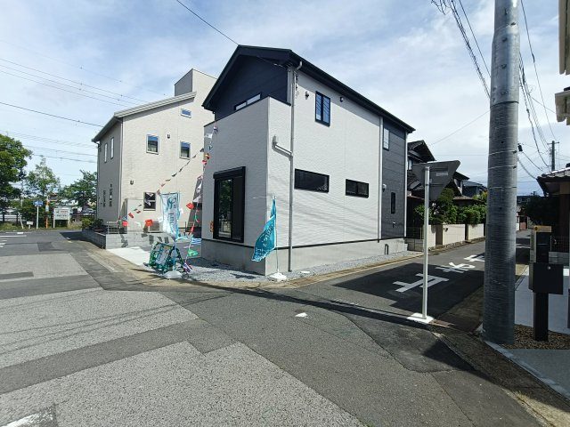 三郷市　上彦名　新築戸建　全1棟の前面道路含む現地写真|北側約6.0m・西側約4.0m公面に面した開放的な角地。
陽当り・通風ともに良好で、お車の出し入れもスムーズな好立地です。