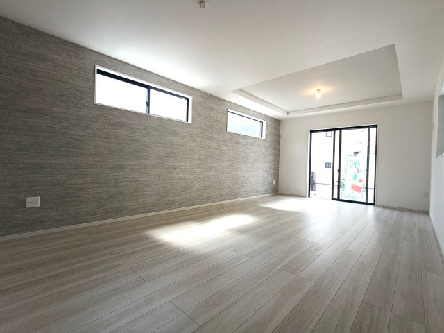 三郷市　上彦名　新築戸建　全1棟の居間・リビング|広々ゆとりサイズだから、大家族でもストレスフリー。みんなで集まって賑やかな時間を過ごせます。