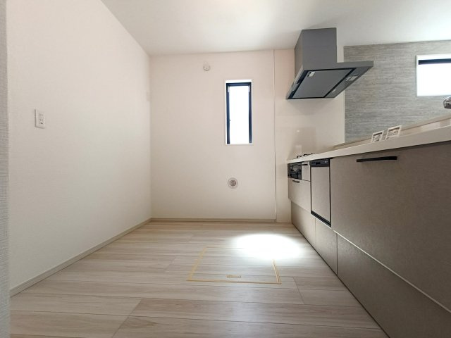 三郷市　上彦名　新築戸建　全1棟のキッチン|家族や友人と会話を楽しみながら料理できる、開放感たっぷりのコミュニケーションキッチン。