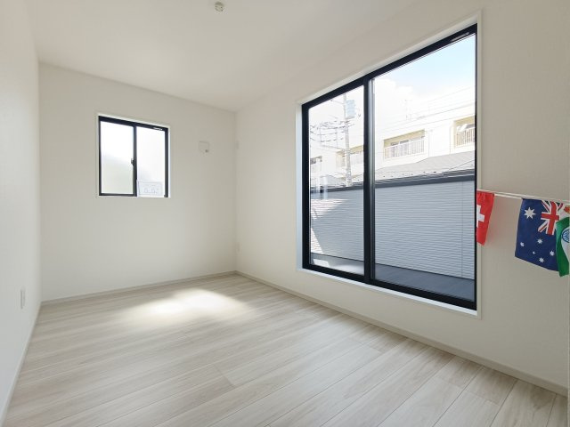 三郷市　上彦名　新築戸建　全1棟の洋室|大きな窓から光が入る、清潔感のある寝室。ナチュラルな色合いの内装で、家具を置いた際の暮らしのイメージもしやすいお部屋です。家具をCGで加工しており、家具付き販売ではございません。